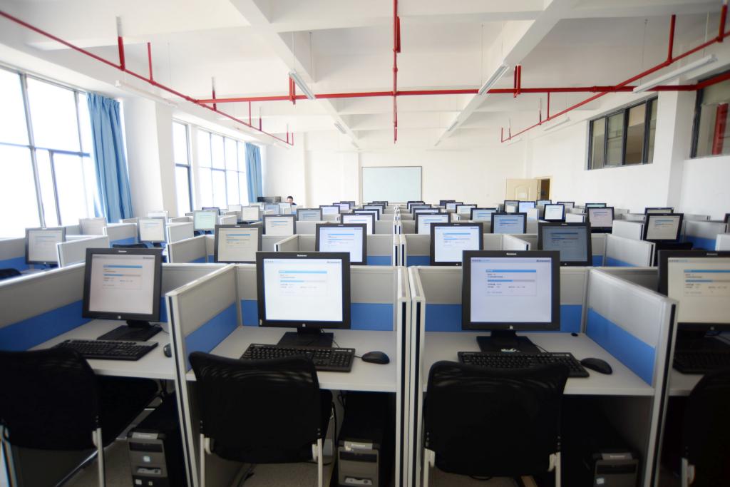 红河卫生职业学院——计算机实训室