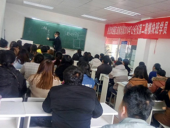 2018年丽江市省考公务员考试培训课堂图片